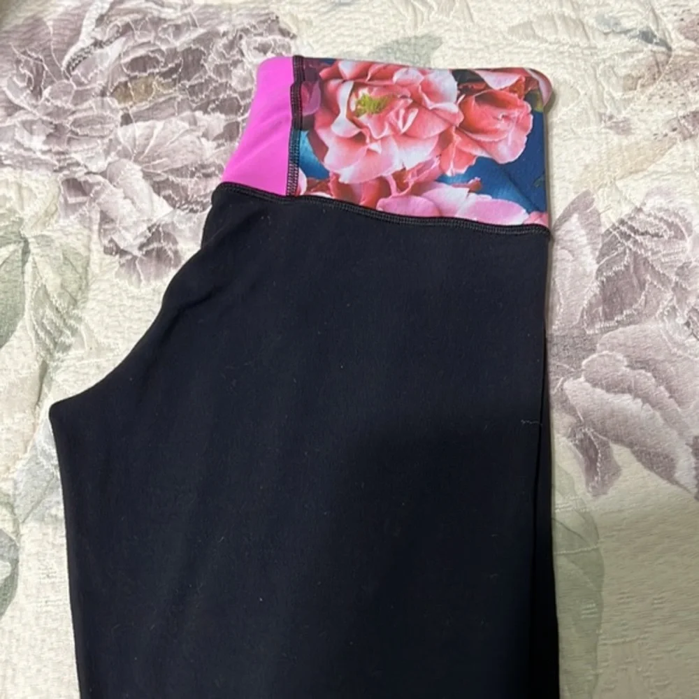 LULULEMON Capri black & floral leggings Size 6
